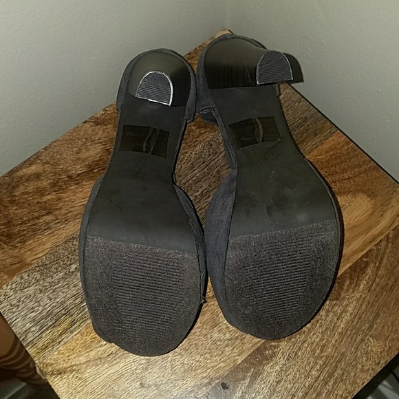 Shoes - Picture 3 of 4